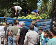 Dedelerinin hayrına 10 ton karpuzu ücretsiz dağıttılar