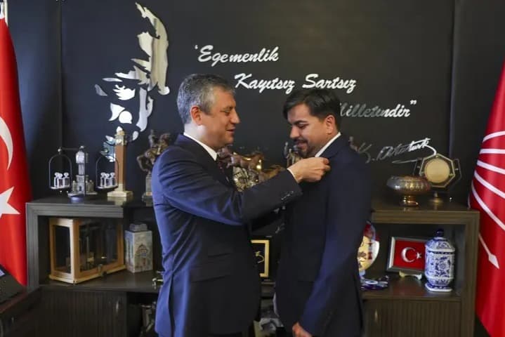 Rozetini Özgür Özel takmıştı! Arif Kocabıyık'ın üyeliği iptal edildi 