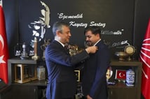 Rozetini Özgür Özel takmıştı! Arif Kocabıyık'ın üyeliği iptal edildi 