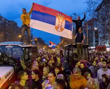 Sırbistan karıştı: Erken seçim isteyenler ile polis çatıştı