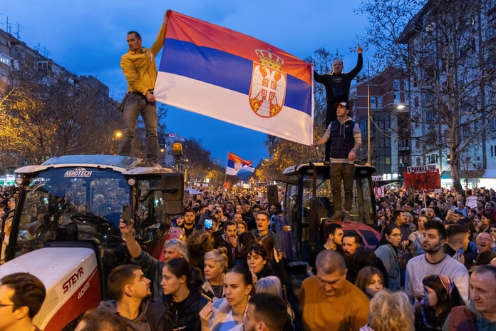 Sırbistan karıştı: Erken seçim isteyenler ile polis çatıştı