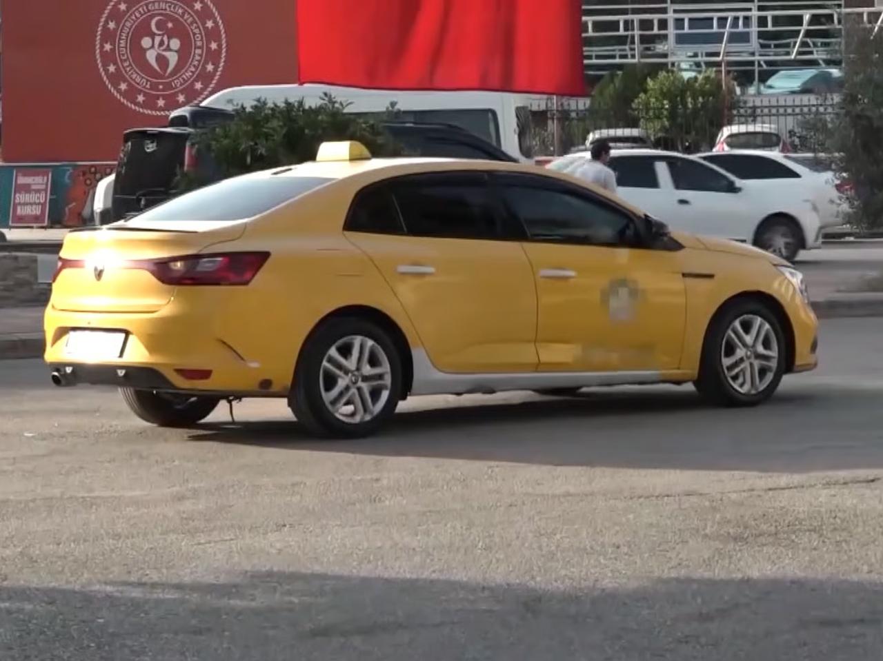 Şoföre saldırıp gasbettiği taksi ile kaza yaptı