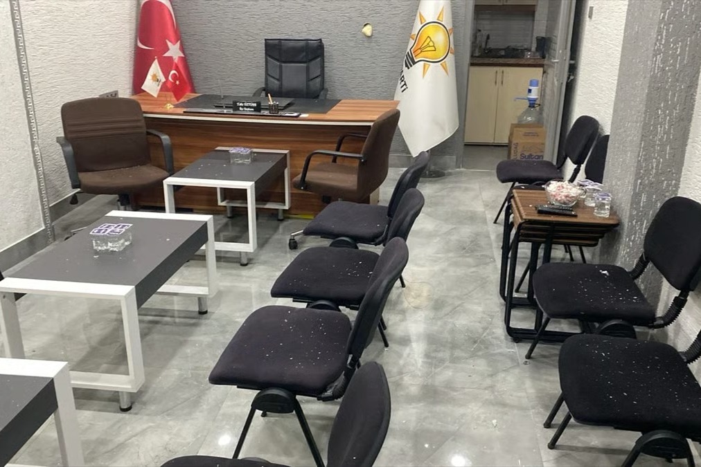 AK Parti İlçe Başkanlığına taşlı saldırı