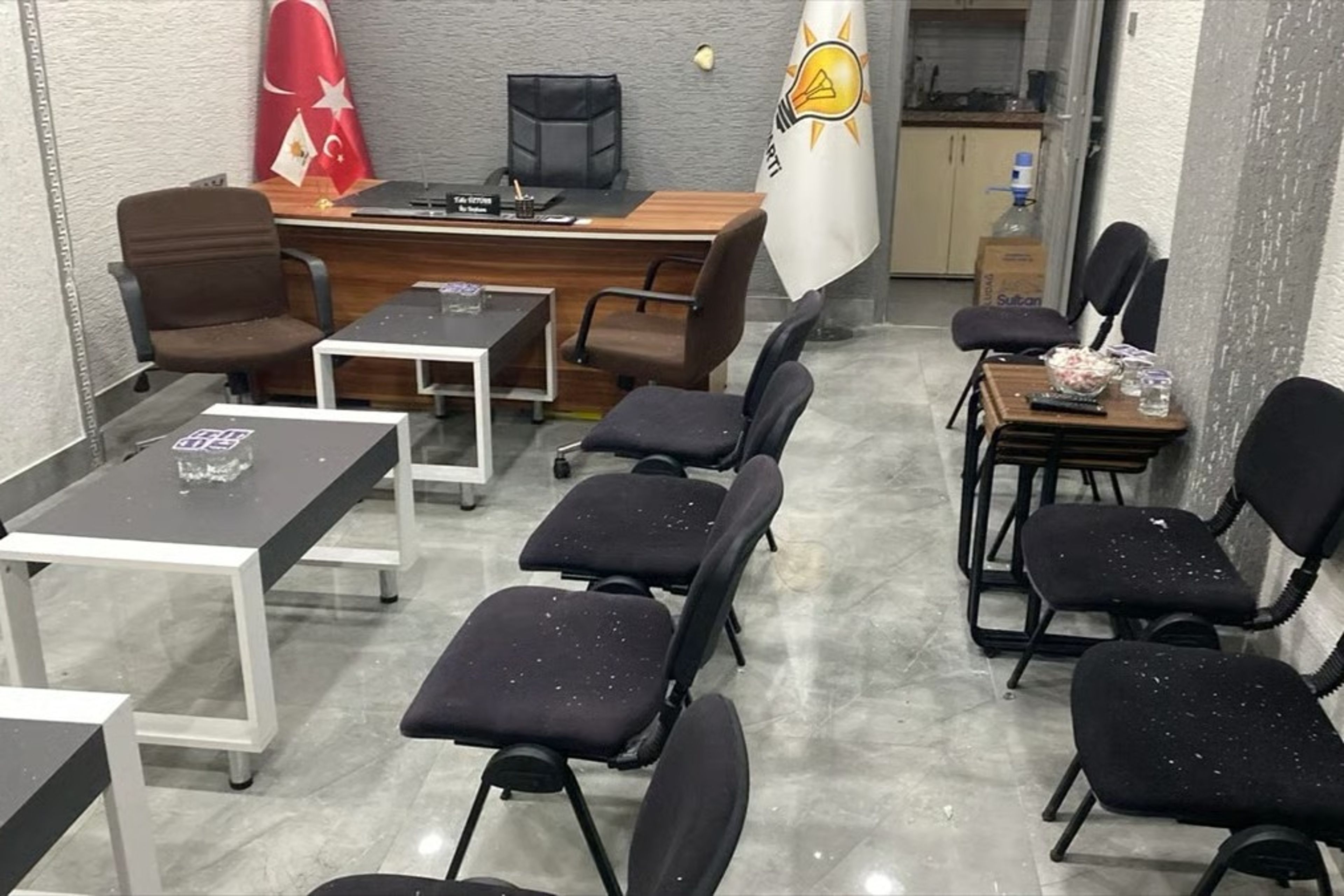 Balıkesir'de AK Parti İlçe Başkanlığına taşlı saldırı