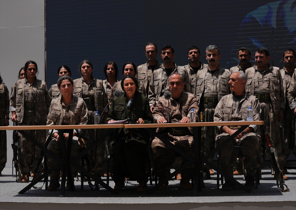 PKK'dan bir grup silahlarını imha etti