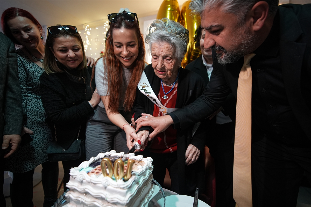 100 yıllık çınarın doğum günü dileği gerçek oldu: İzmir'de asırlık kutlama