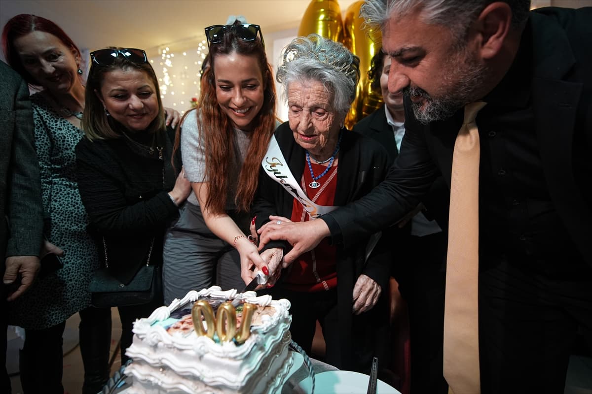 100 yıllık çınarın doğum günü dileği gerçek oldu: İzmir'de asırlık kutlama