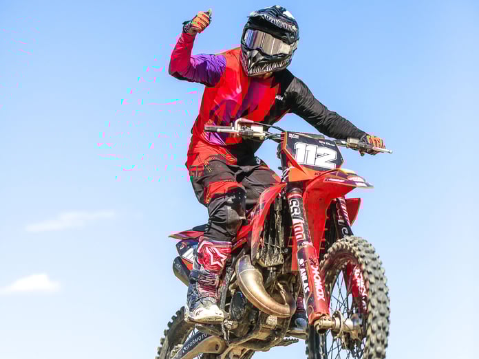 Efe Okur zirveyi bırakmadı: Milli sporcudan Çatalca'da çifte zafer ve tarihi parkur rekoru!