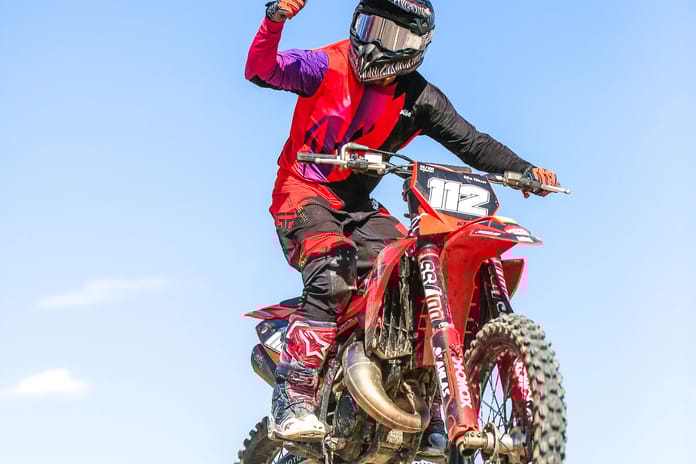 Efe Okur zirveyi bırakmadı: Milli sporcudan Çatalca'da çifte zafer ve tarihi parkur rekoru!