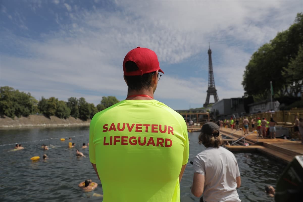 Paris'teki Seine Nehri 100 yıl sonra yüzmeye açıldı
