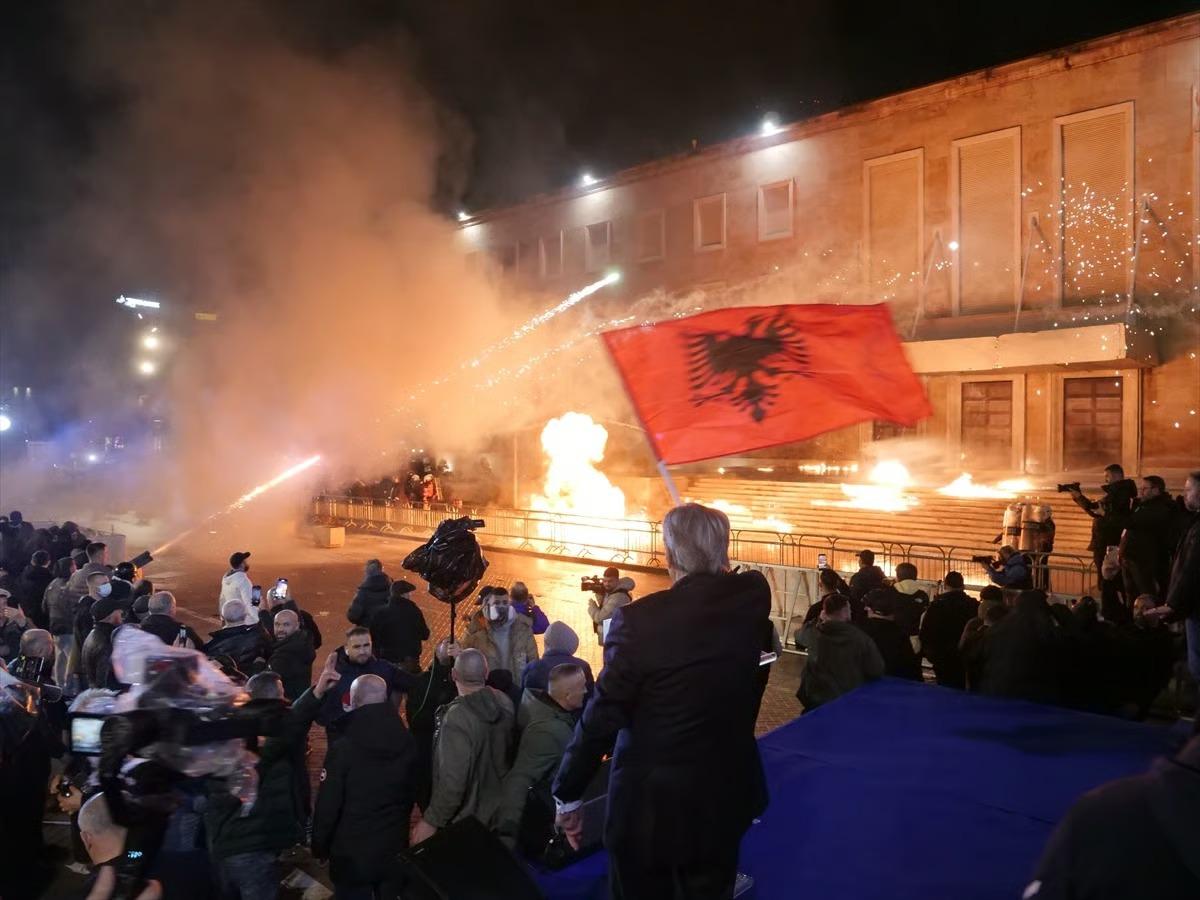 Arnavutluk'ta halk sokağa çıktı