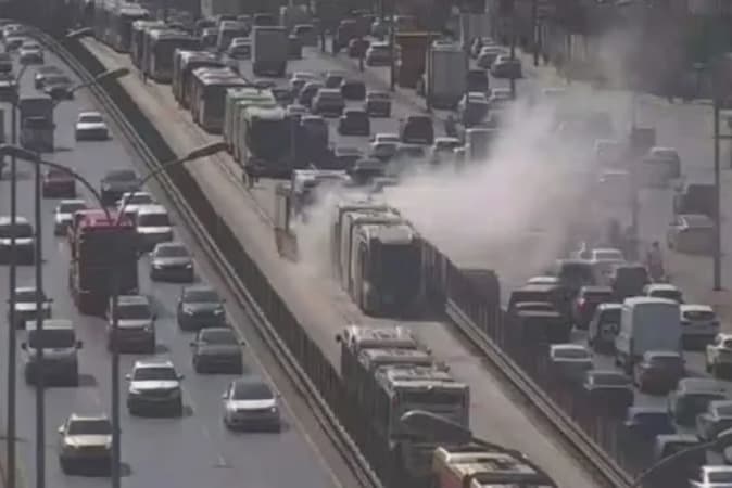 İstanbul'da metrobüste yangın: Seferlerde aksama yaşandı

