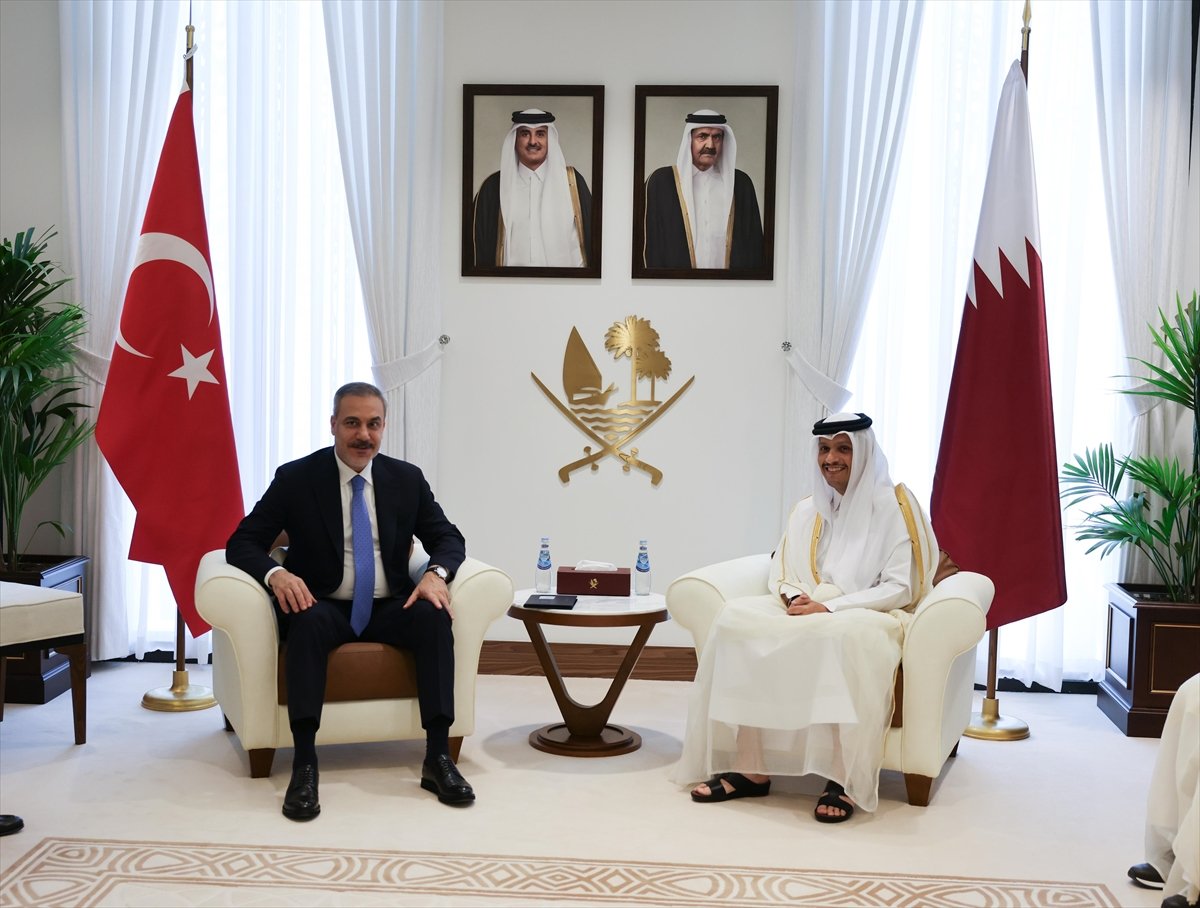 Dışişleri Bakanı Hakan Fidan, Katarlı mevkidaşı Muhammed Al Sani ile Doha'da bir araya geldi. (AA)