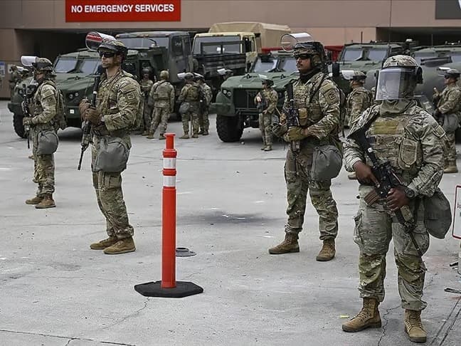 Trump Los Angeles'taki muhafızları geri çekiyor