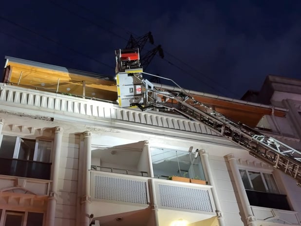 5 katlı binada yangın paniği! Canlarını zor kurtardılar