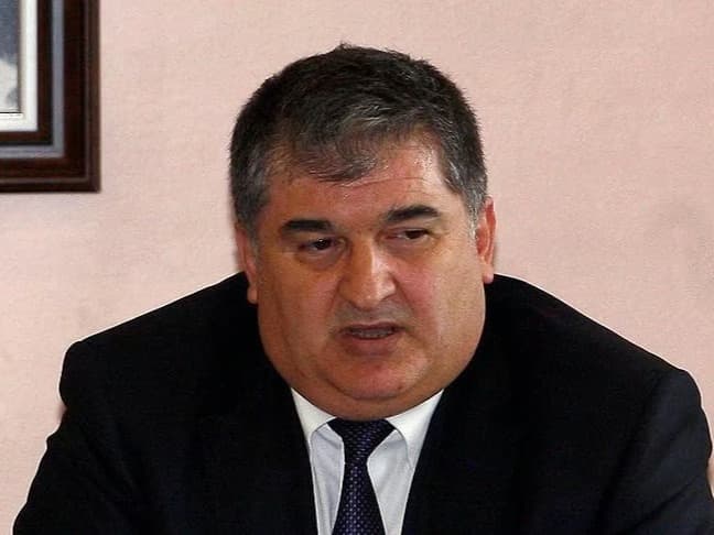 Gri kategoride aranan eski savcı yakalandı