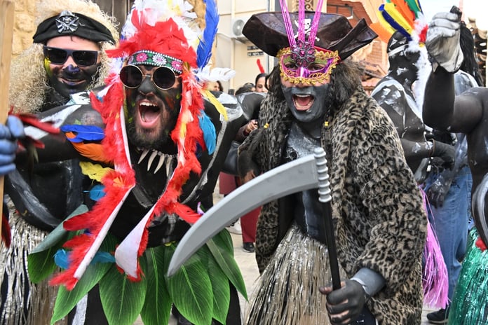 Afrika ve Latin Amerika esintili kostümler