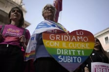 İtalya'da Anayasa Mahkemesi'nden LGBT ailelere babalık izni