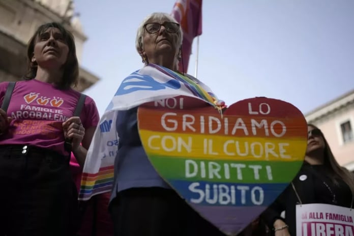 İtalya'da Anayasa Mahkemesi'nden LGBT ailelere babalık izni