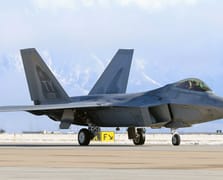 ABD, İran gerilimi gölgesinde F-22 savaş uçaklarını İngiltere’ye konuşlandırdı