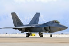 ABD, İran gerilimi gölgesinde F-22 savaş uçaklarını İngiltere’ye konuşlandırdı