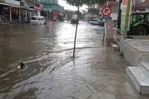 Foça'da sağanak yağış ve dere taşması: Ev ve iş yerlerini su bastı