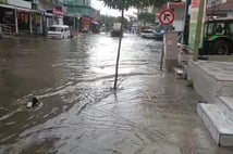 Foça'da sağanak yağış ve dere taşması: Ev ve iş yerlerini su bastı