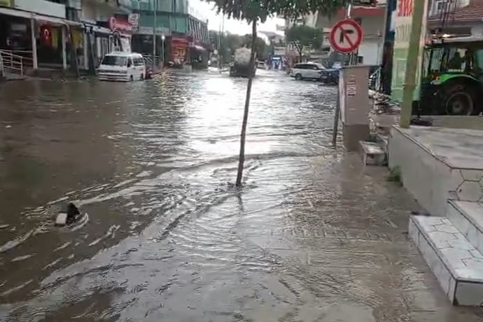 Foça'da sağanak yağış ve dere taşması: Ev ve iş yerlerini su bastı