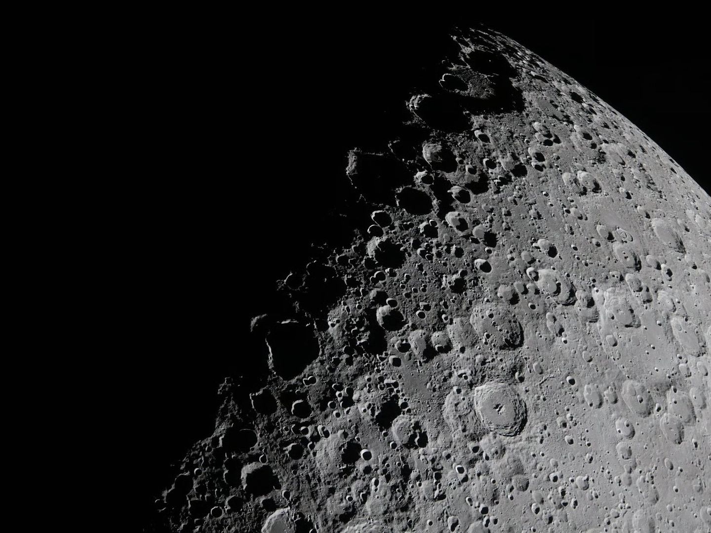 NASA'dan Ay'ın karanlık kraterlerine özel lazer navigasyon projesi