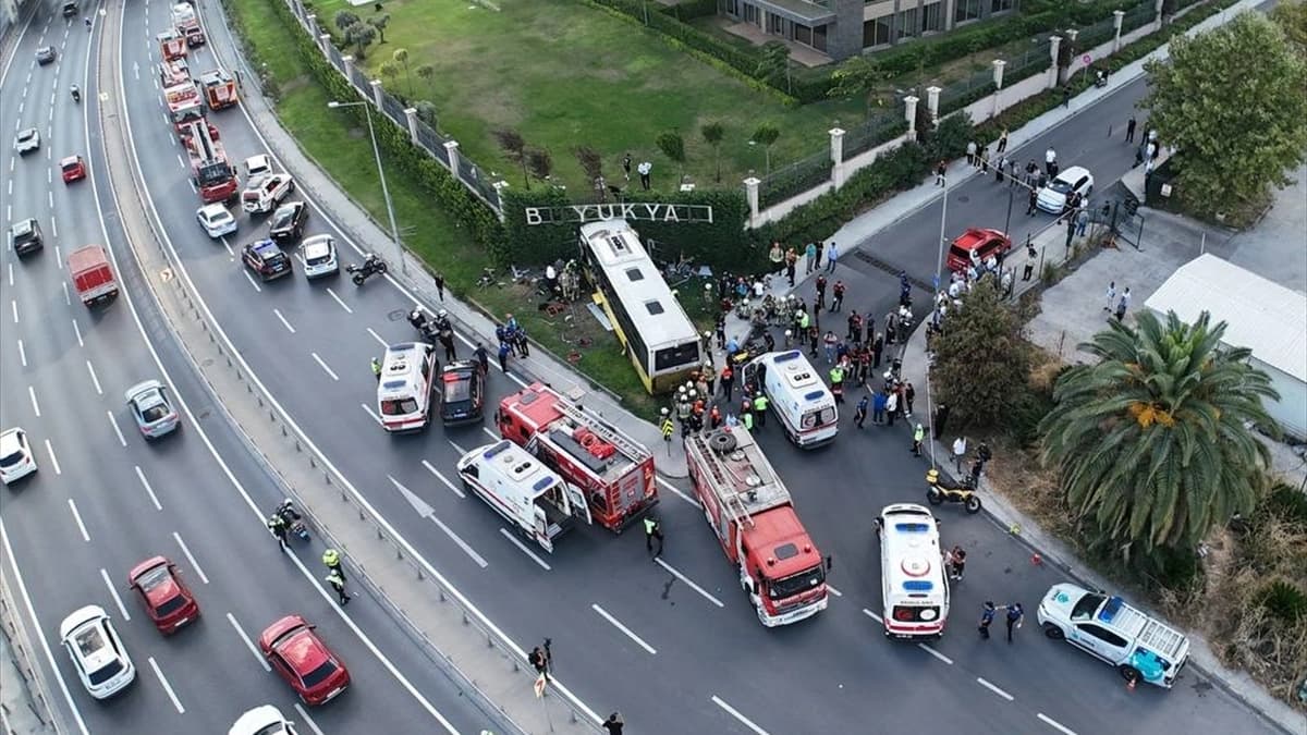 İki kişinin ölümüne neden olmuştu! Zeytinburnu'ndaki İETT kazasında otobüsün önündeki aracın sürücüsü gözaltında