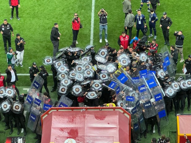 Galatasaray-Fenerbahçe derbisi sonrası darp olayında kritik gelişme: Oosterwolde'ye zorla getirme kararı, Müldür tanık olarak çağrılıyor