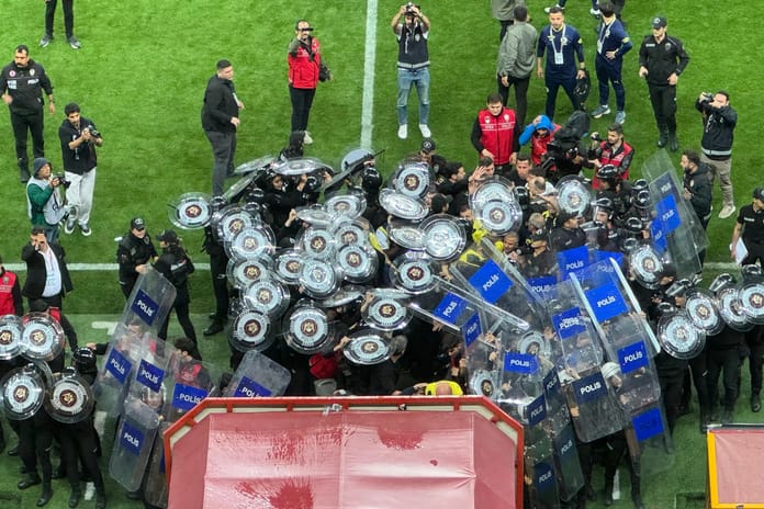 Galatasaray-Fenerbahçe derbisi sonrası darp olayında kritik gelişme: Oosterwolde'ye zorla getirme kararı, Müldür tanık olarak çağrılıyor