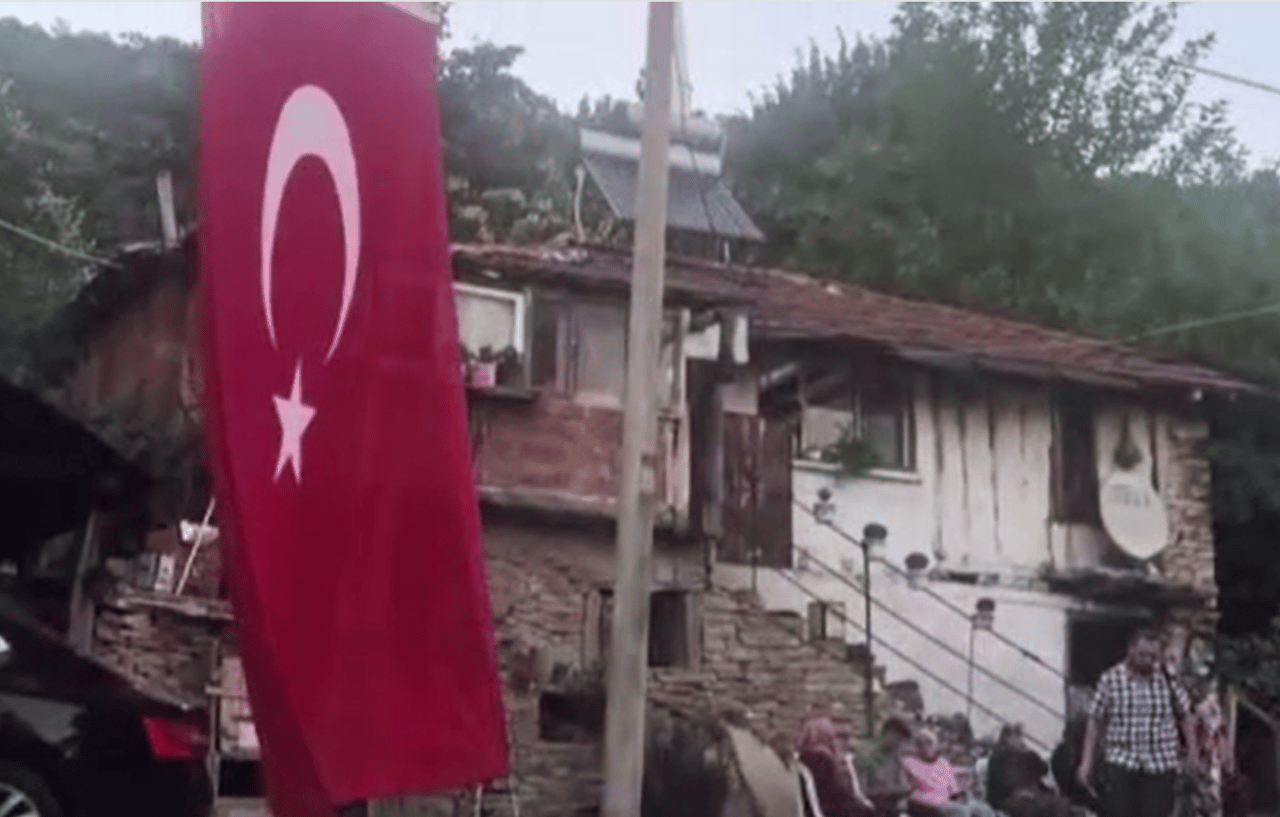 Şehitlerimizin baba evine Türk Bayrağı asıldı