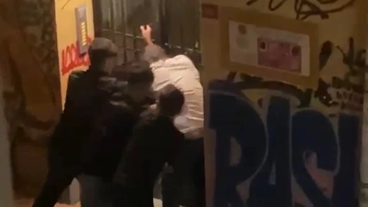 Sokak ortasında adamı darp eden 4 kişi tutuklandı
