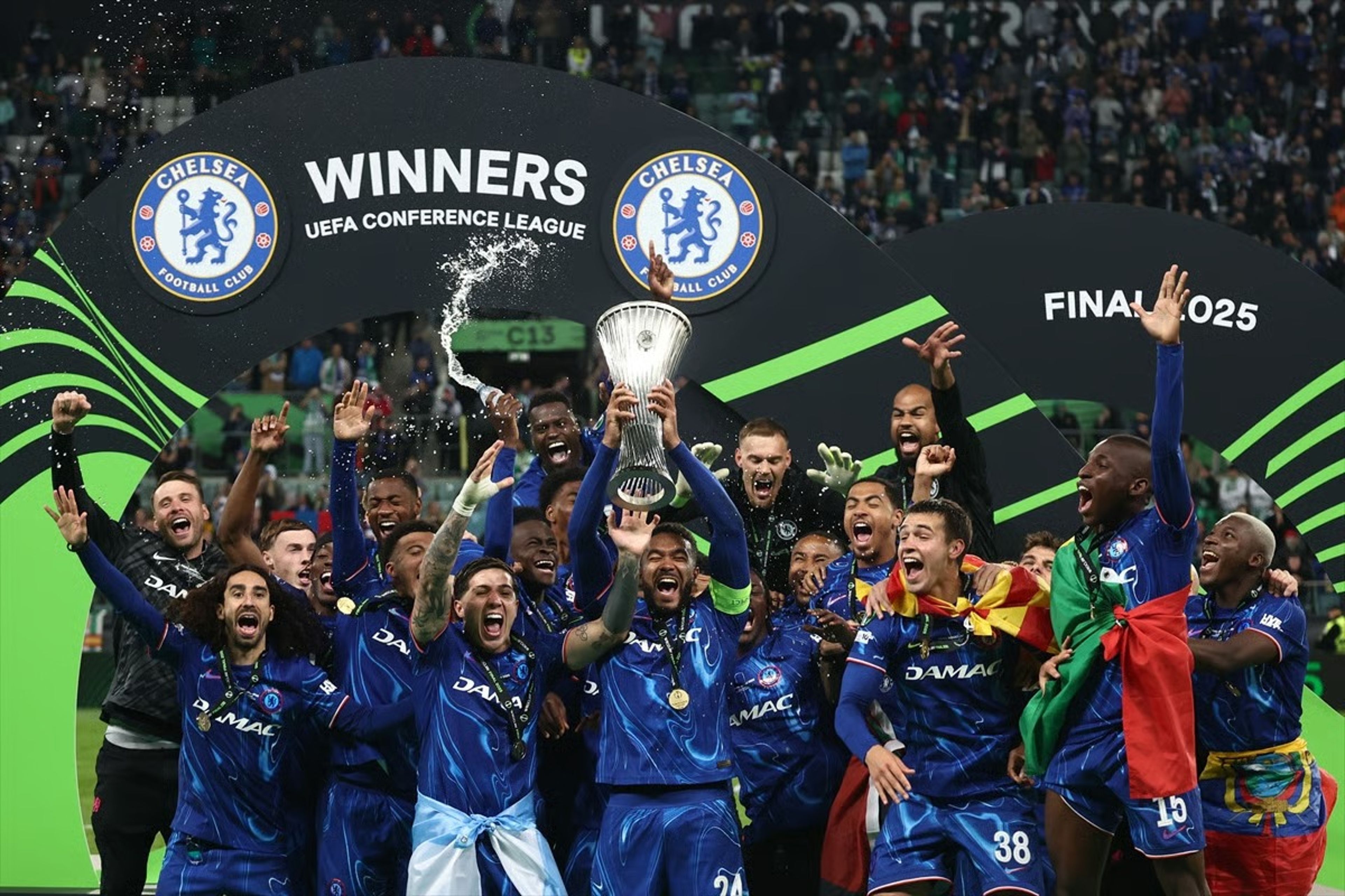 Finalde gülen Chelsea: Real Betis karşısında geri dönüşle Konferans Ligi kupasını kaldırdı