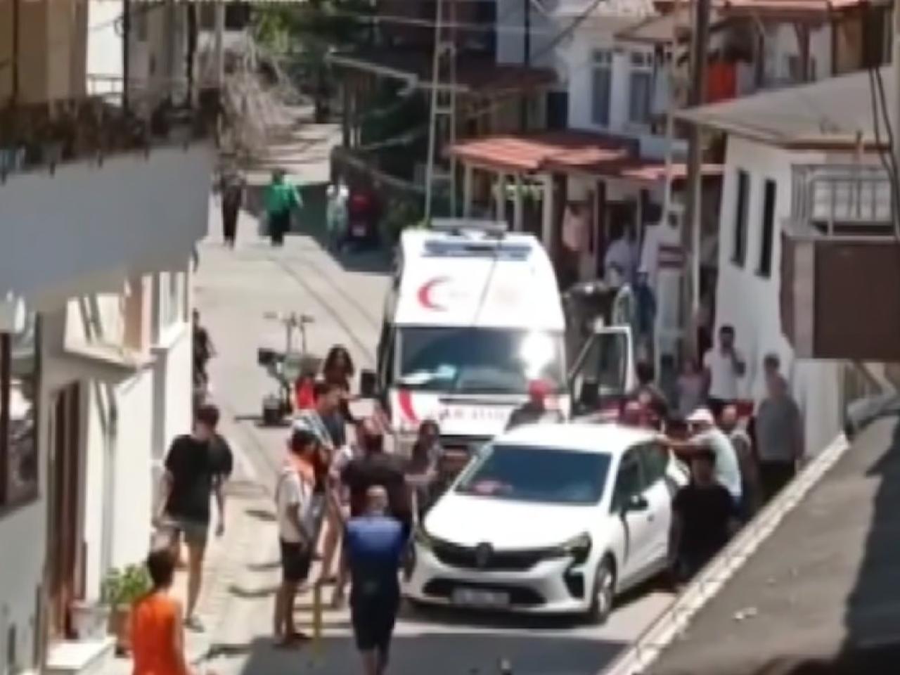 Yol ortasına park edilen araç ambulansın geçişini engelledi