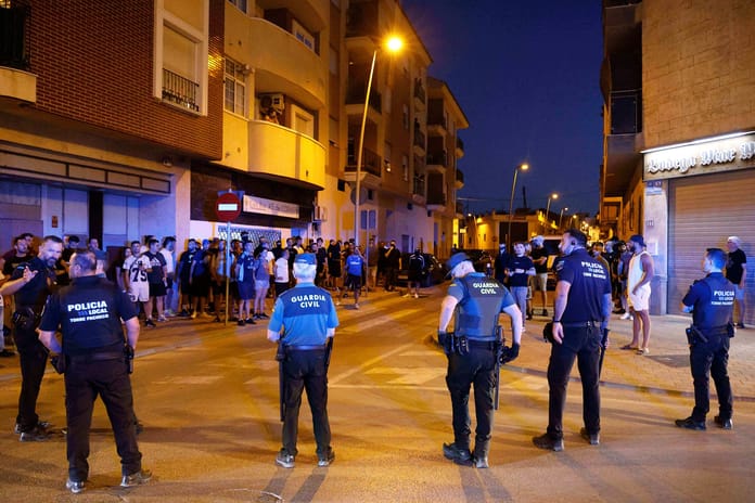 İspanya'nın Murcia kentinde göçmenler ile aşırı sağcılar çatıştı