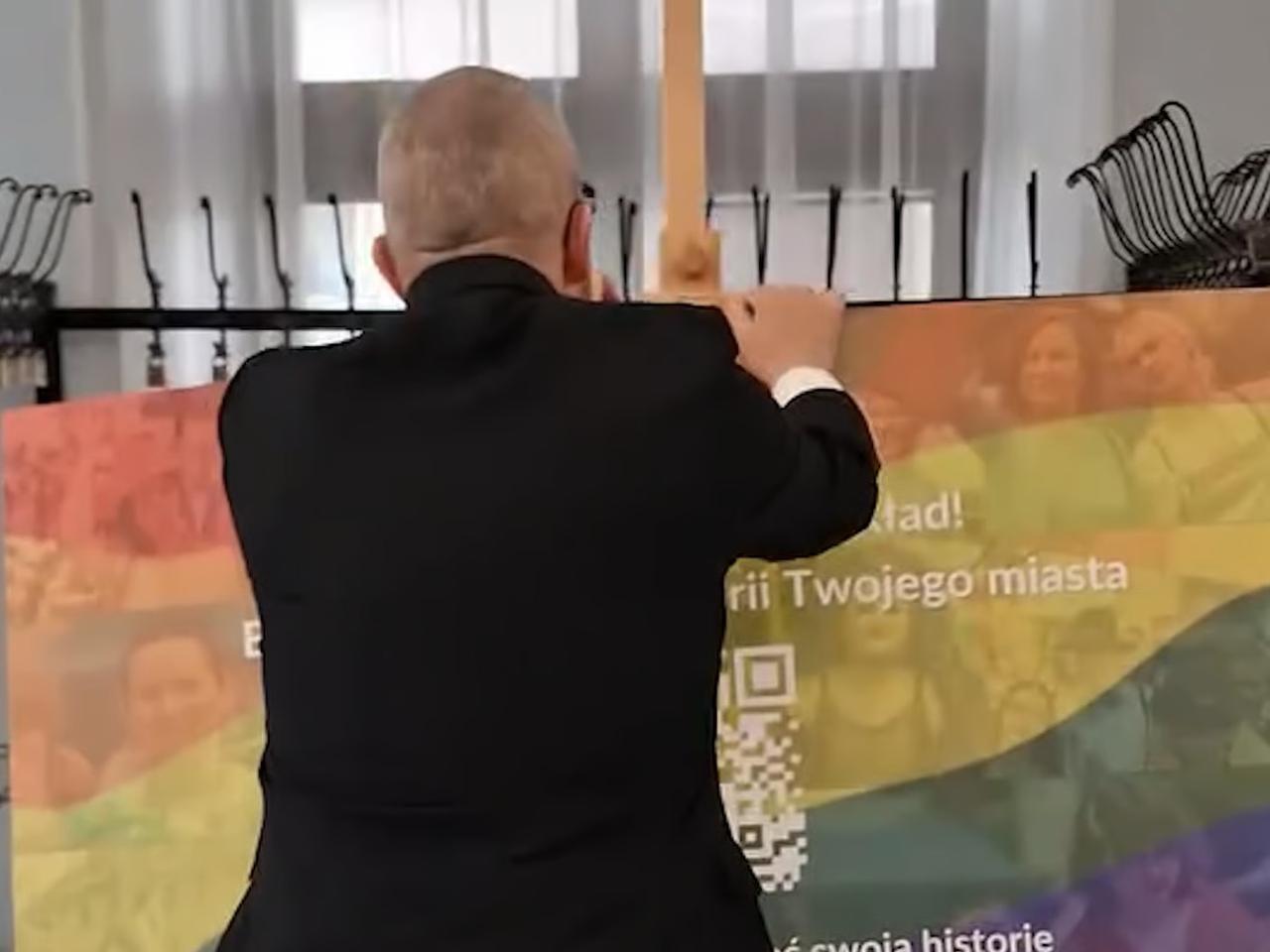 LGBT temalı sergideki tabloları kaldırıp ayaklarıyla ezdi