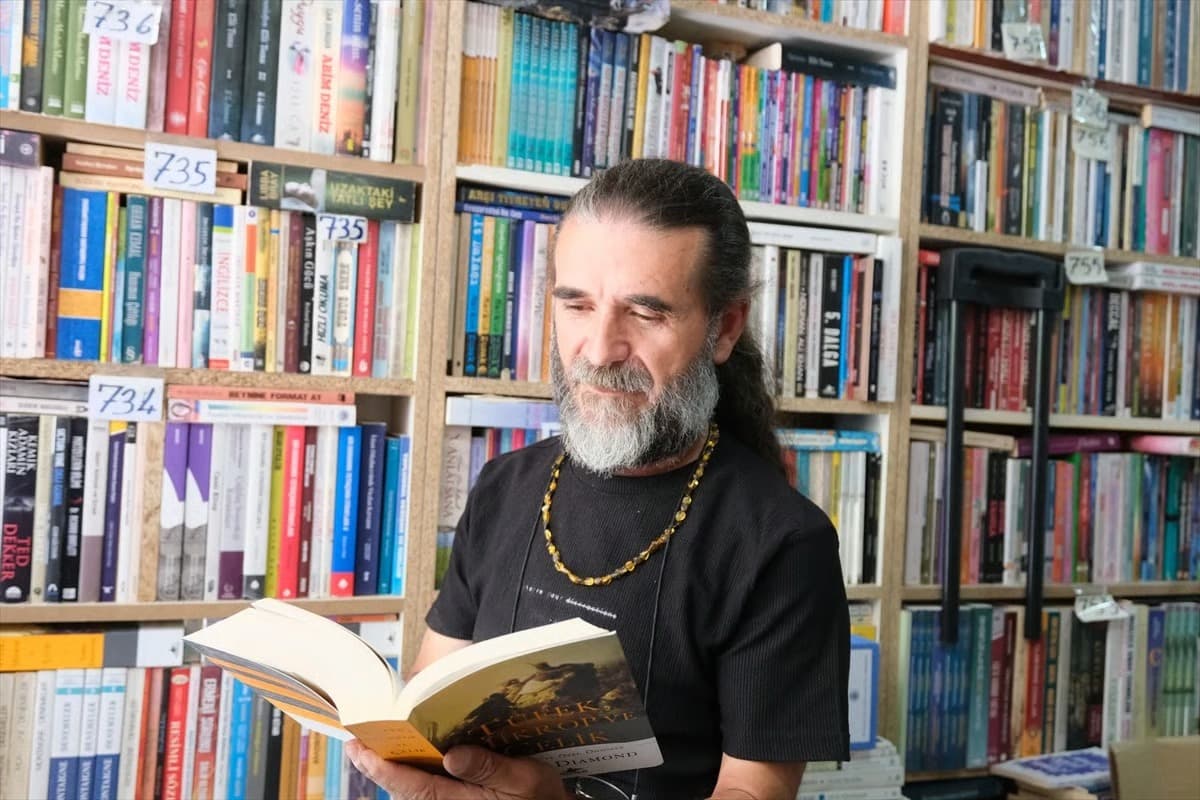 48 yılda 53 bin eser topladı