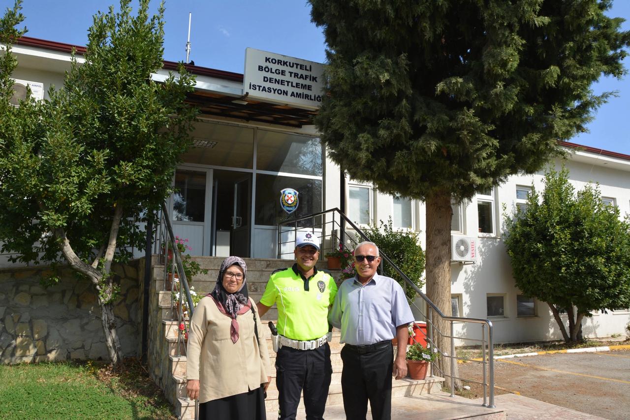 Eşini yolda indiren vatandaşa 'bulaşık yıkama' cezası veren polis: O sıcakta gönlüm el vermedi
