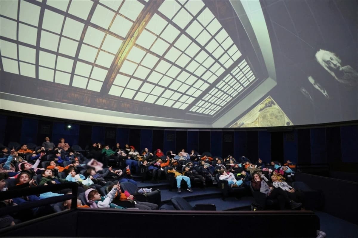 Gizemli karadeliklerin sırrı planetaryumda izleyiciyle buluşturuluyor