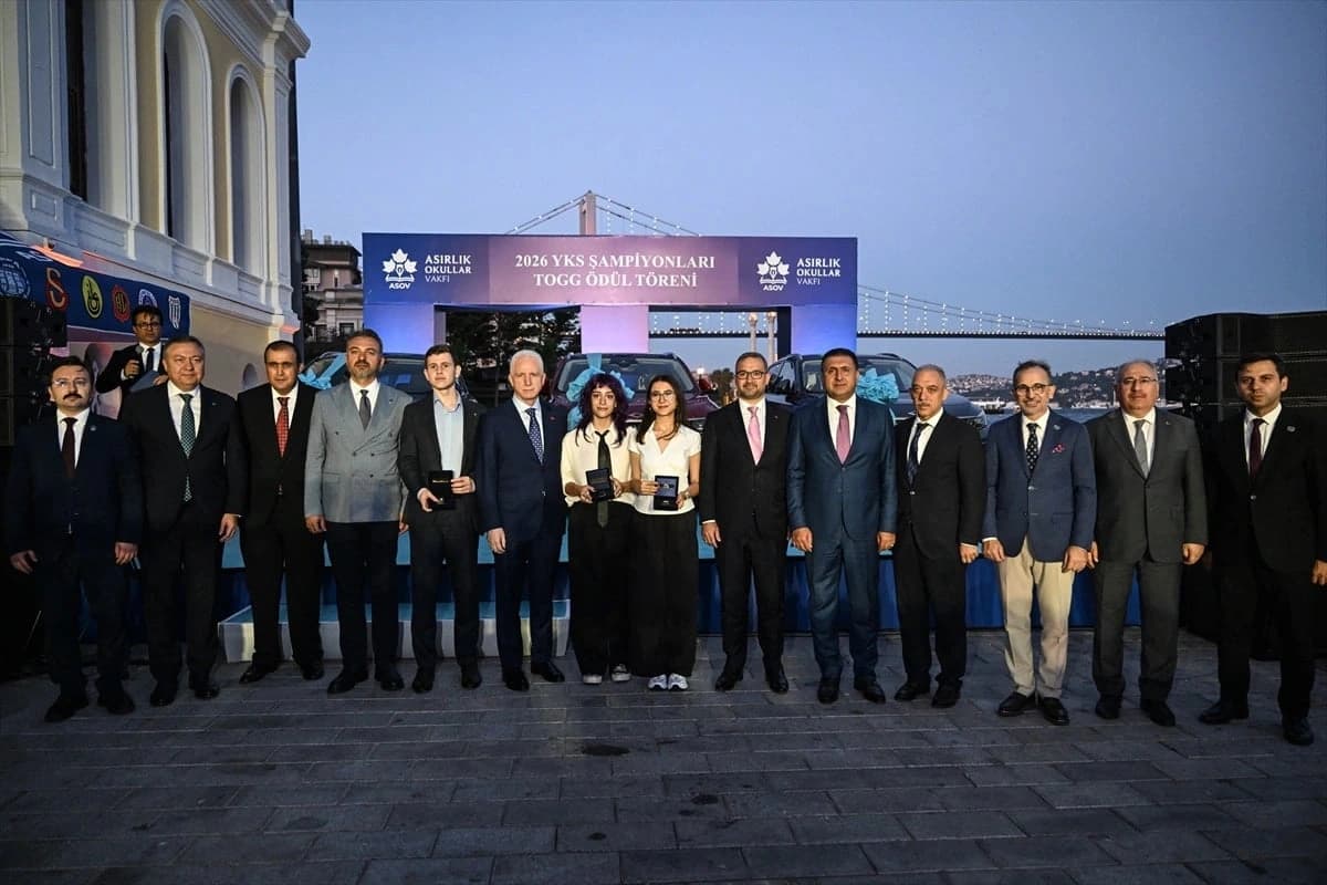 Türkiye birincisi olan öğrencilere TOGG hediye edildi
