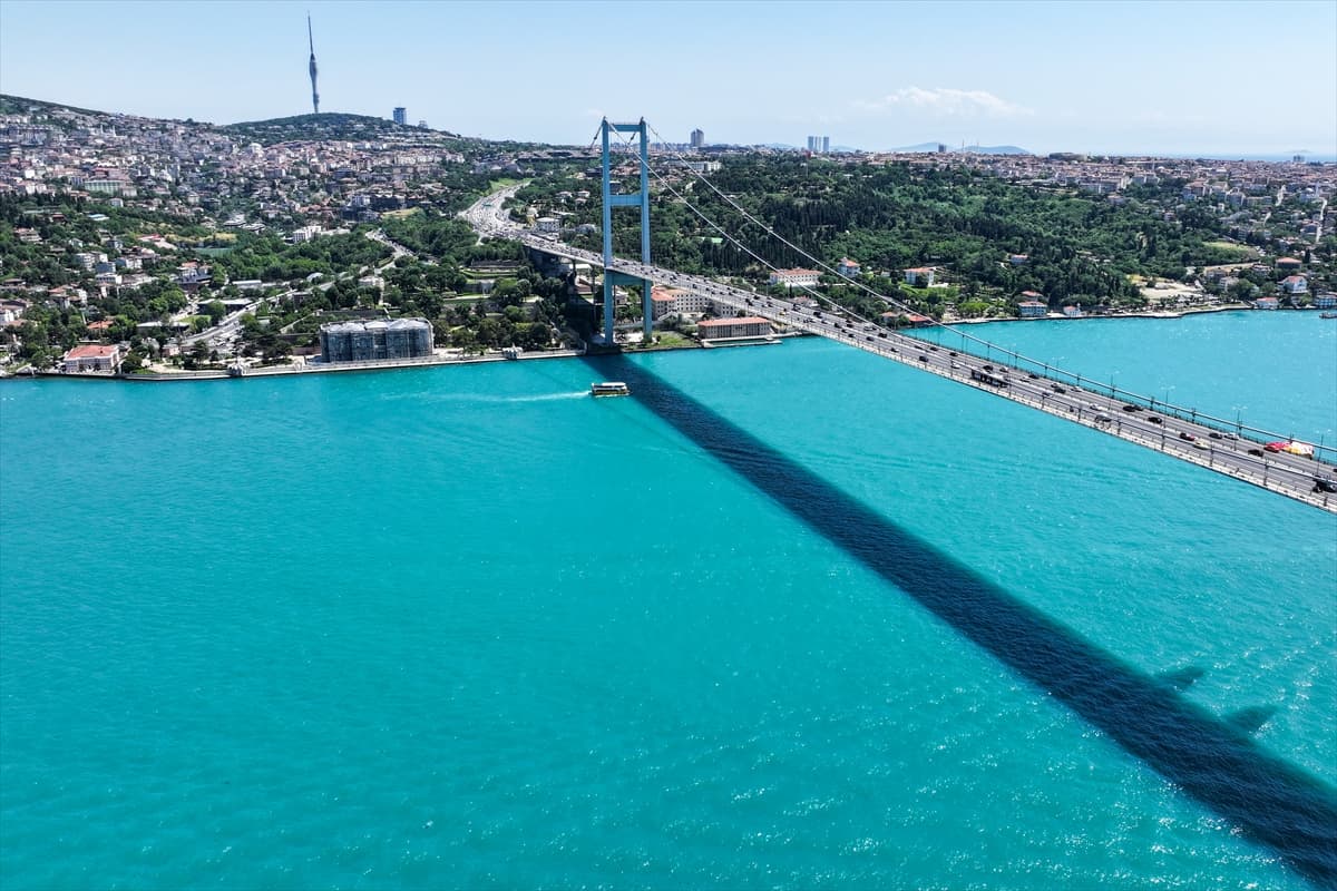 İstanbul Boğazı'nın turkuaz rengi büyüledi