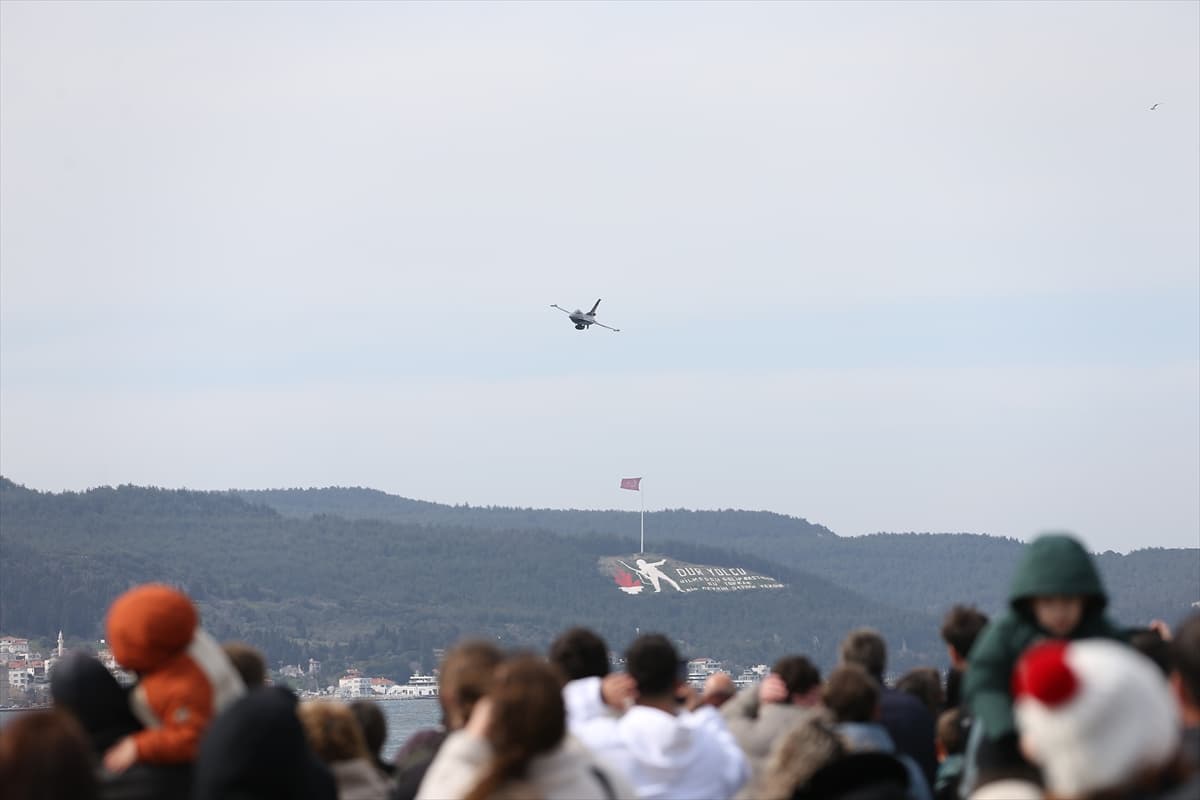 Çanakkale semalarında gurur tablosu: SOLOTÜRK gösteri uçuşu yaptı