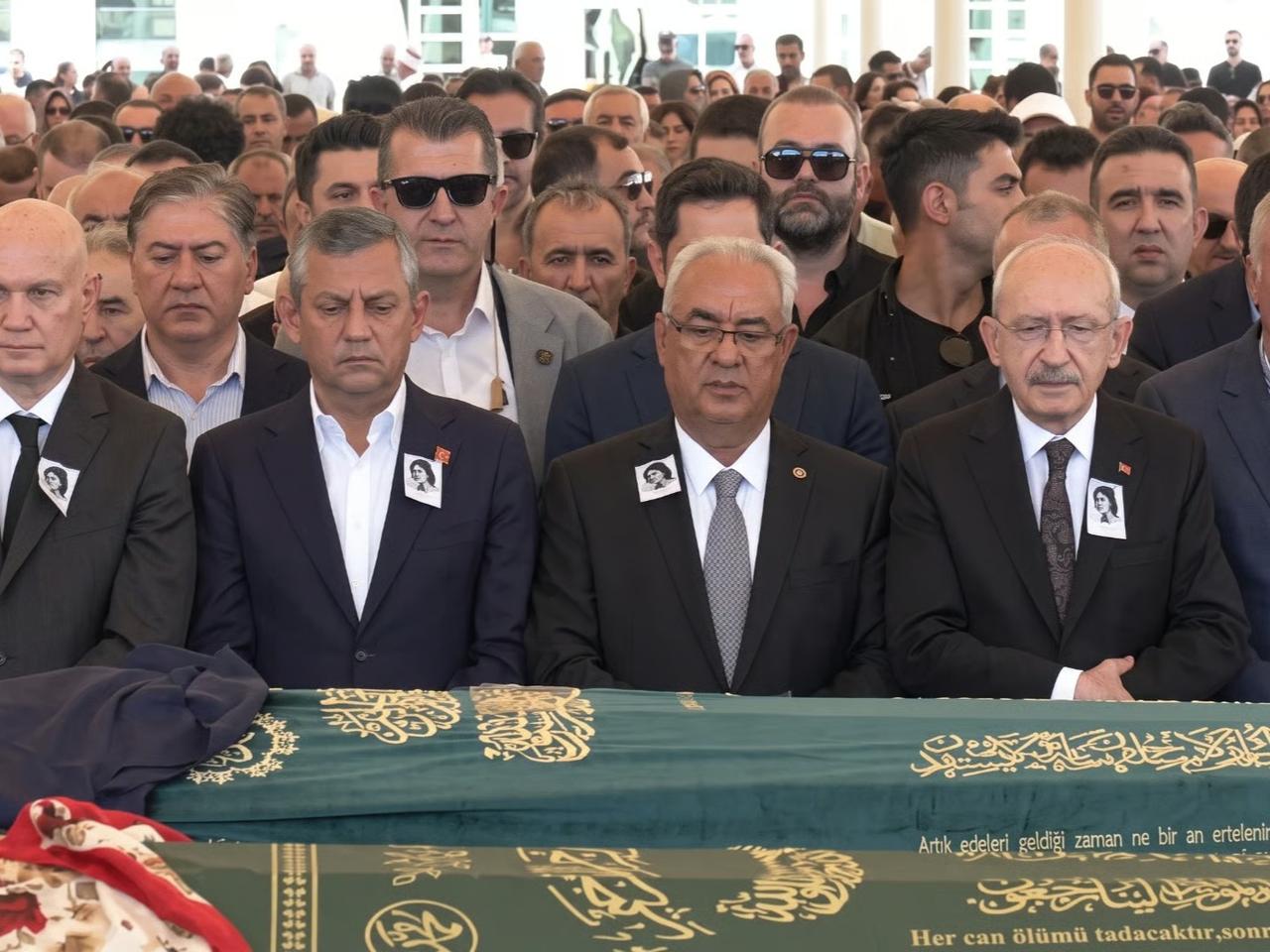 Özgür Özel ile Kemal Kılıçdaroğlu cenazede yan yana