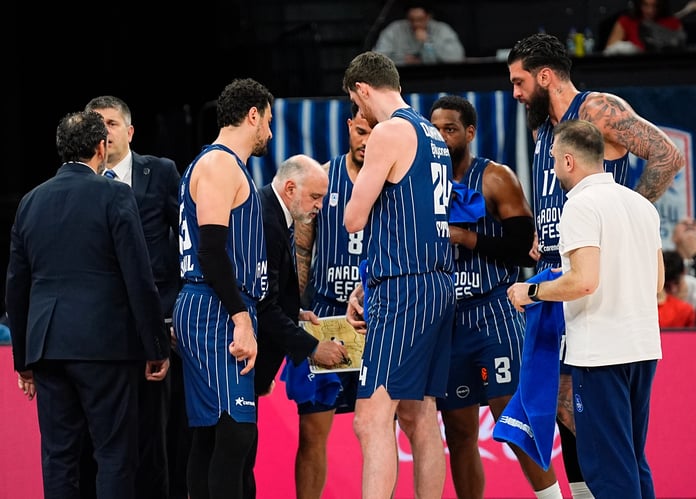 Anadolu Efes sezonu Yunanistan'da kapatıyor
