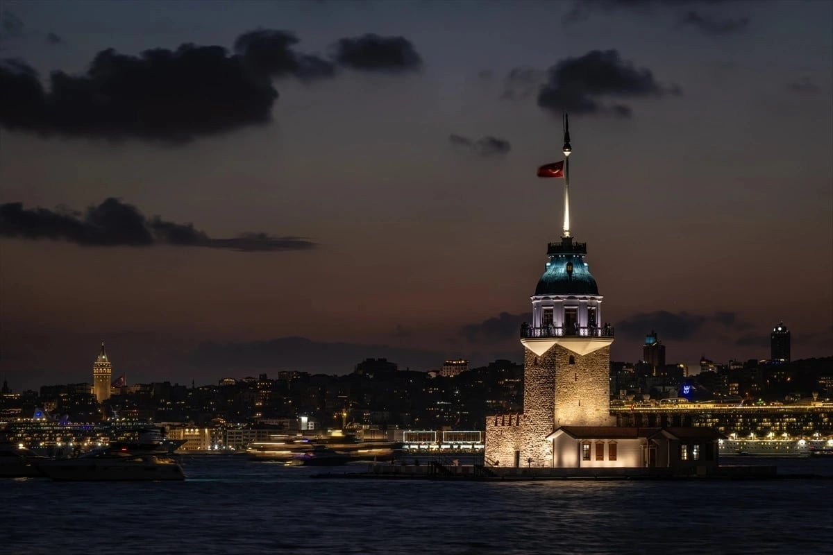 İstanbul'un tarihi silüeti gün batımında objektife yansıdı