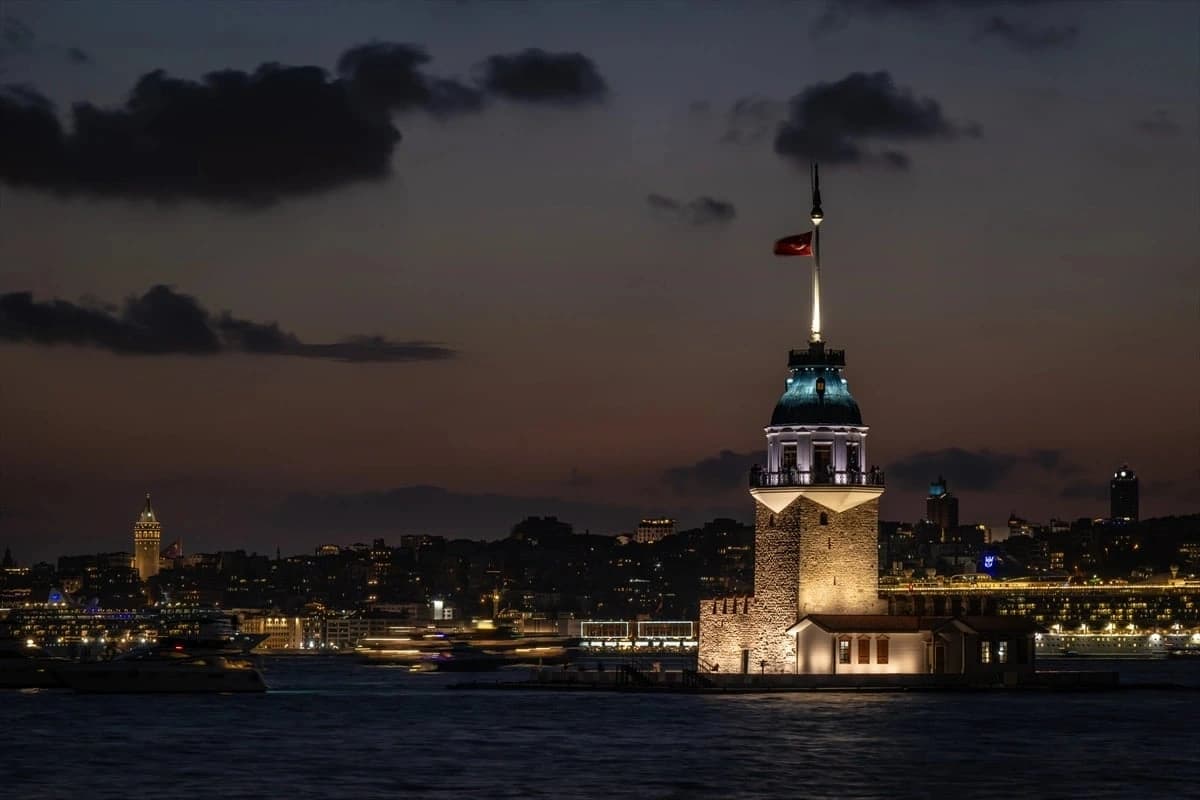 İstanbul'un tarihi silüeti gün batımında objektife yansıdı