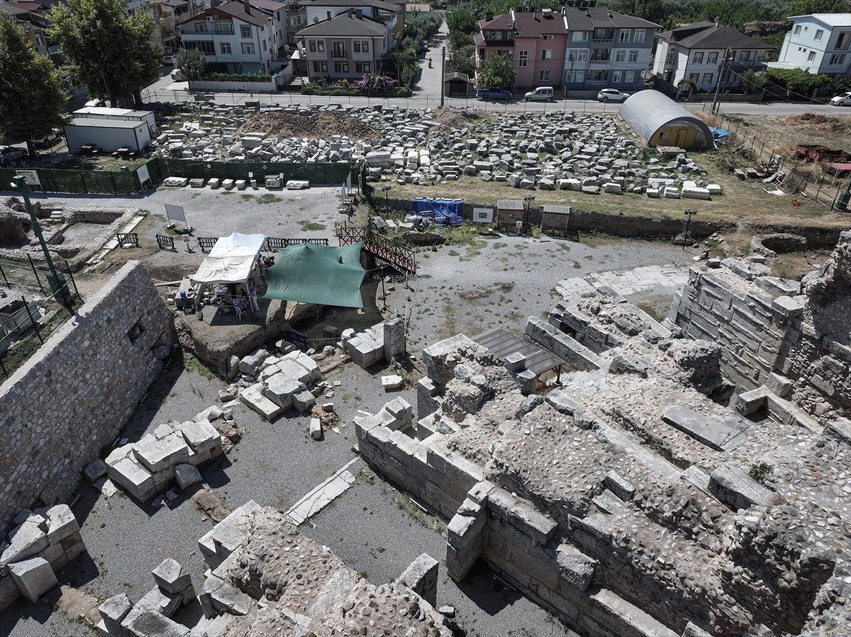 Roma Tiyatrosu'nda bulunan insan iskeletlerinde dikkat çeken bulgu