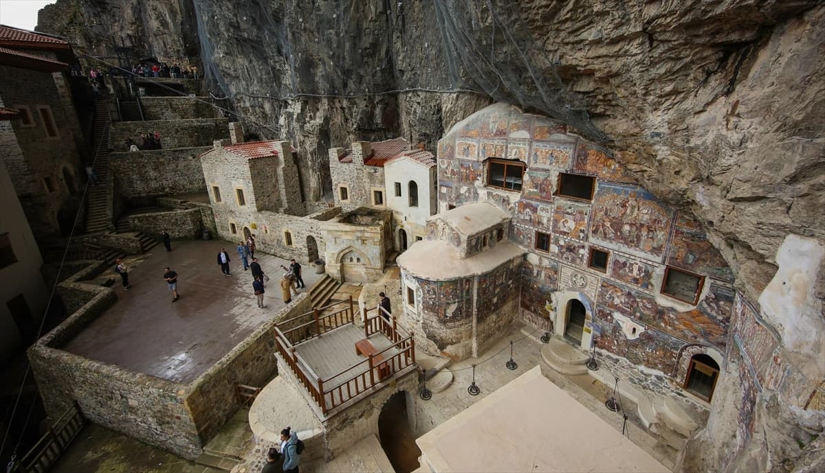 Trabzon dağlarının sarp yamaçlarındaki tarih: Sümela Manastırı